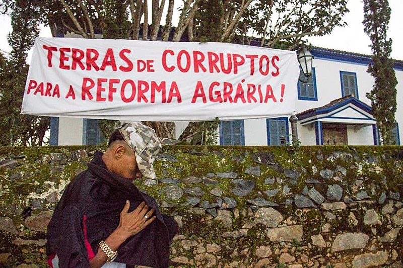 Cerca de 200 camponeses ocuparam a fazenda do ex-presidente da CBF Ricardo Teixeira em Piraí, no Rio de Janeiro