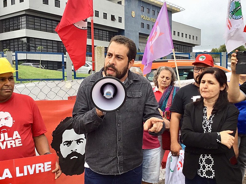 Ex-candidato a presidência pelo PSOL, e líder do MTST, Guilherme Boulos durante visita a Vigília Lula Livre, nesta quarta-feira (20)