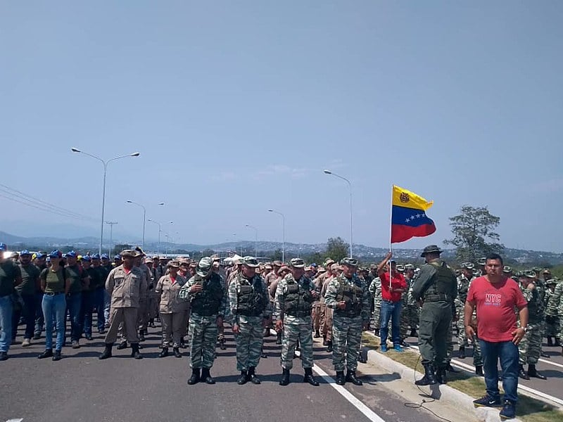 Cidadãos venezuelanos ocupam ponte onde do outro lado da fronteira estão caminhões enviados por EUA e Colômbia
