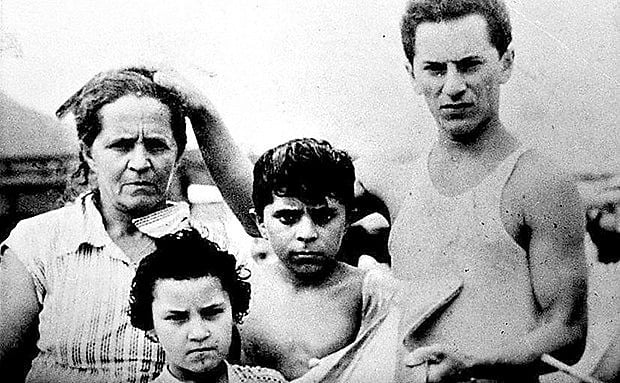 Lula, ao meio, ao lado da mãe, Lindu (esq.), que criou oito filhos sozinha