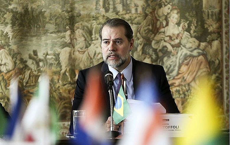 Jantar desse estilo em Washington resultaria em "escândalo", com "defenestração" do magistrado em questão