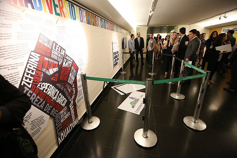Ataque à placa sobre genocídio da população negra se deu paralelamente ao lançamento de exposição que discute tema da consciência negra