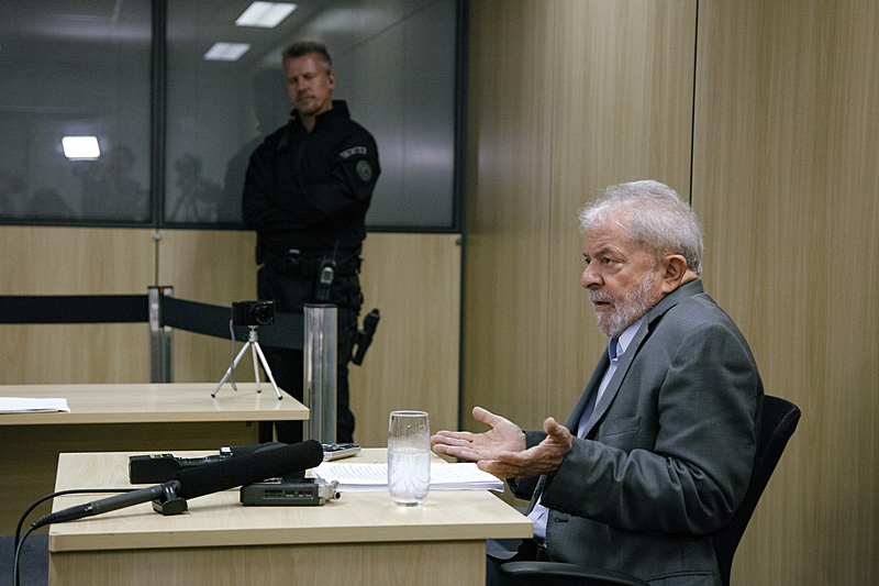Ex-presidente Lula durante entrevista para Folha de S. Paulo e para El País na superintendência da Polícia Federal em Curitiba (PR)
