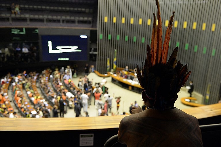 Indígena acompanha sessão na Câmara dos Deputados, em Brasília, em 2015