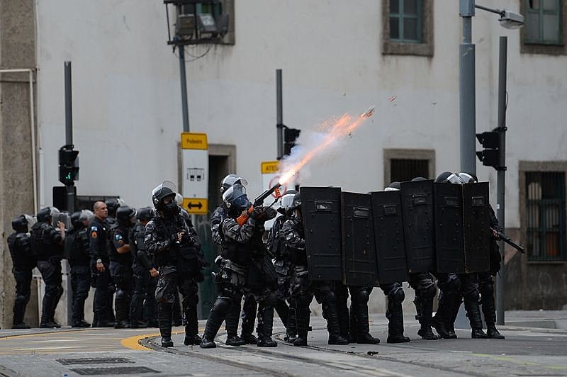Policiais do Batalhão de Choque com seus escudos, capacetes, coletes em dia de votação e protesto na Alerj