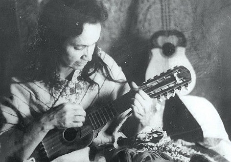 A artista tinha paixão pelo folclore andino e retratou a cultura em suas composições