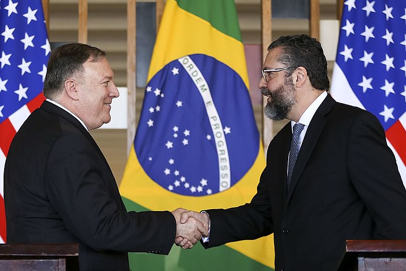 Secretário de Estado americano, Mike Pompeo (esq.), cumprimenta o chanceler brasileiro Ernesto Araújo