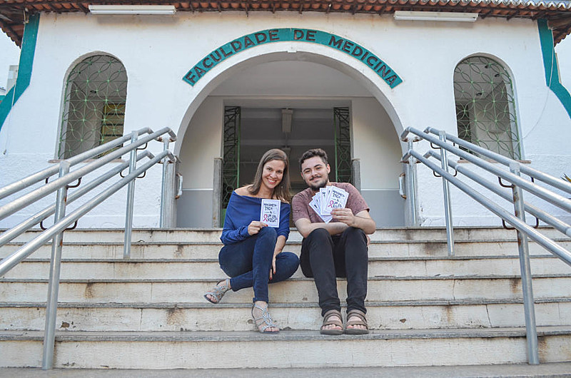 A professora de biologia molecular Sally Lacerda e o estudante de medicina Pedro Wallison Gomes, do projeto “Cordel e Saúde”