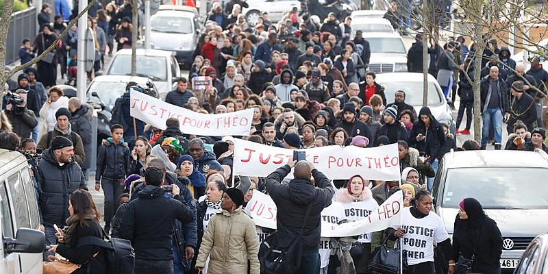 Manifestantes pedem "Justiça para Théo" em protestos que ocorrem desde sábado