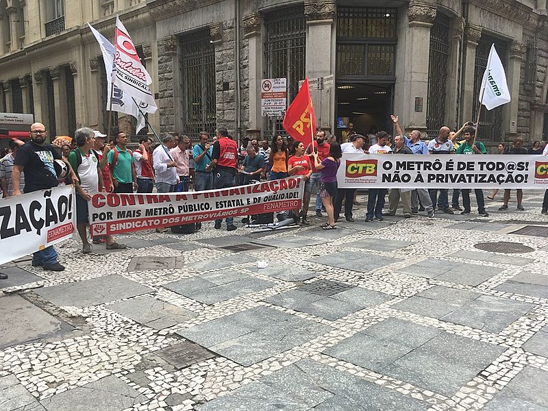 Metroviários e demais movimentos populares e sindicatos protestam contra a privatização do Metrô, em frente à Bolsa de Valores em São Paulo