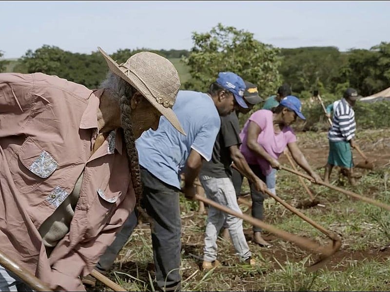 Cena do documentário "Chão", de Camila Freitas