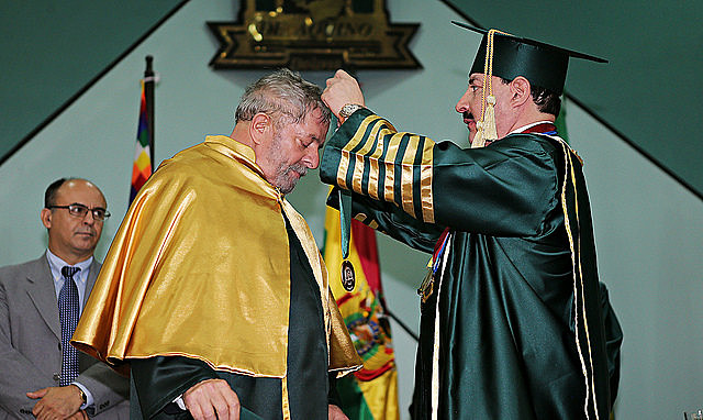 Lula recebe título de doutor Honoris Causa da Universidade de Aquino Bolívia (Unabol).
