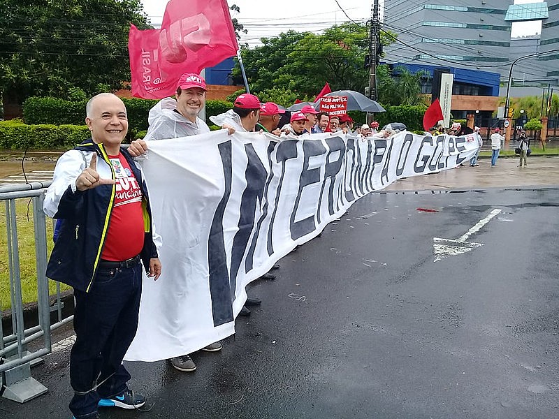Chuva não impediu manifestantes de demonstrarem apoio ao ex-presidente Lula