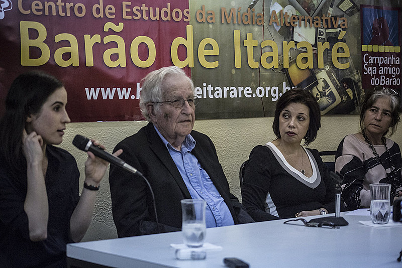 Filósofo Noam Chomsky participa de encontro com jornalistas independentes em São Paulo