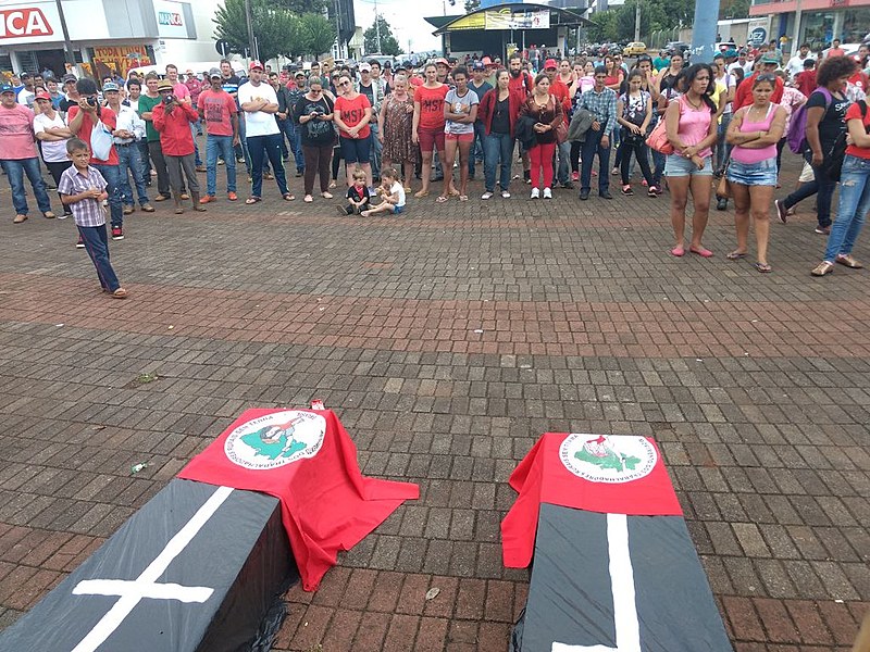 Em memória das vítimas, cerca de 300 pessoas que vivem em acampamentos da região de Quedas do Iguaçu se reuniram nesta manhã em um ato