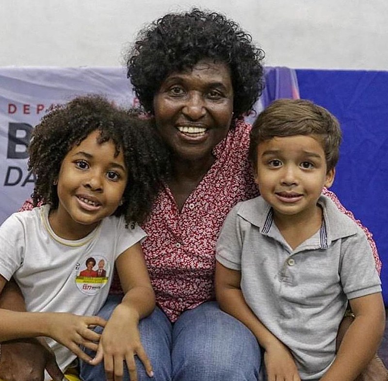 Benedita da Silva deputada federal (PT) junto a seus bisnetos
