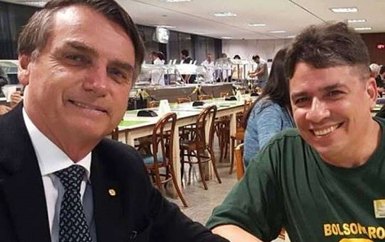 Bolsonaro e seu amigo, que já tentou indicar para alto cargo na estatal, em momento de descontração
