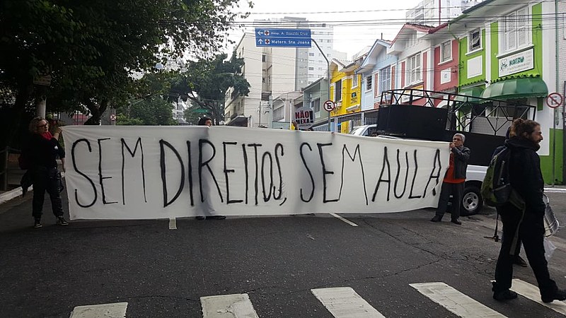 Docentes, estudantes e pais de mais de 30 escolas particulares paralisaram atividades na última quarta-feira