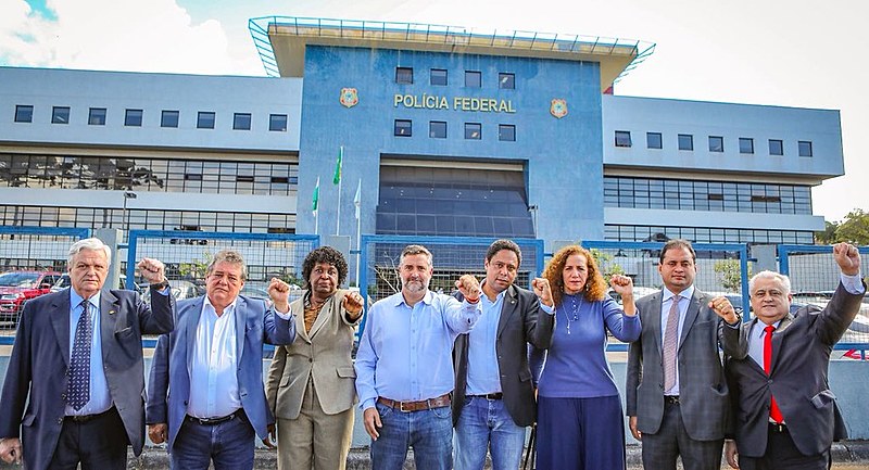 Deputados fazem gesto de luta após visita a Lula em Curitiba