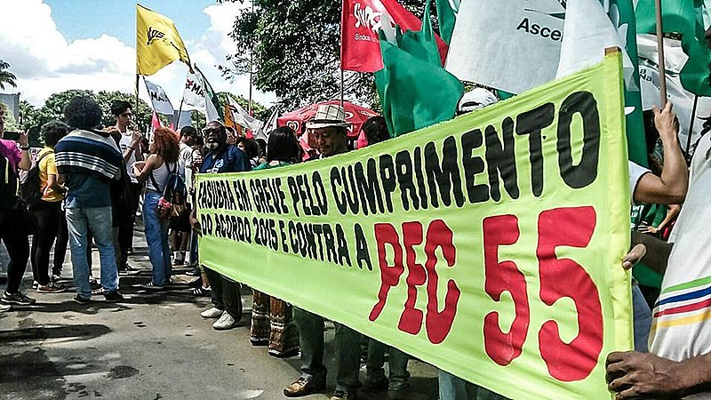 Movimento pela educação em protesto em frente à sede do MEC, em Brasília (DF)