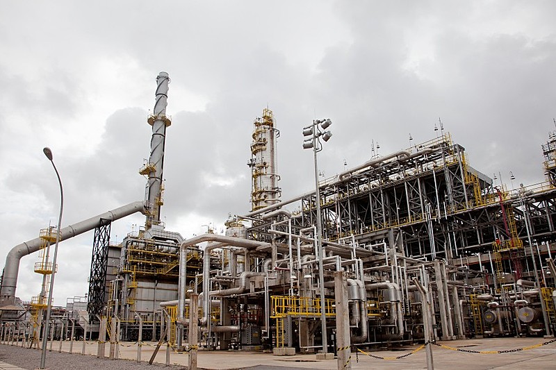 No caso das refinarias, desde 2018, há a tentativa de retirar a capacidade nacional de refino a bons preços