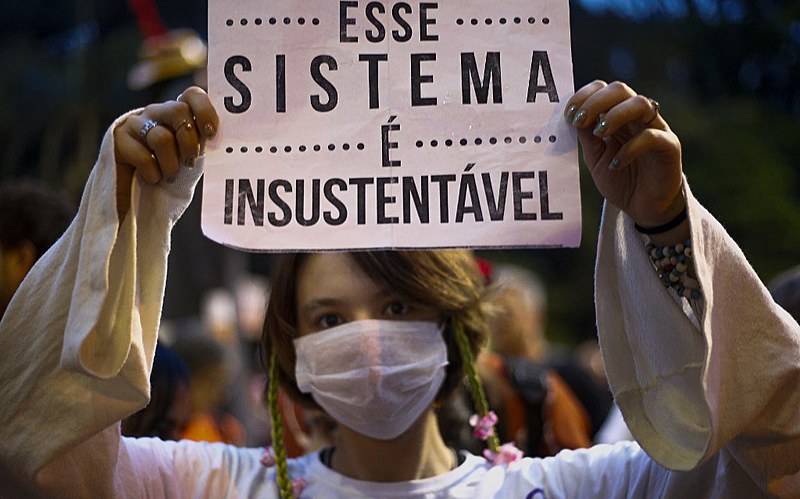 São as grandes corporações que precisam mudar ou ser mudadas. Os governos estão impotentes. A política está impotente