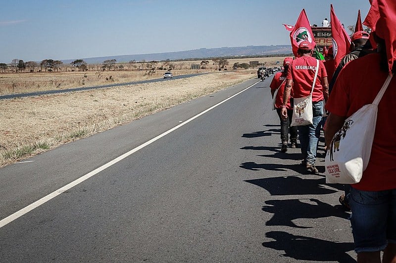 Caminhantes receberam apoio de motoristas que passavam pela manifestação
