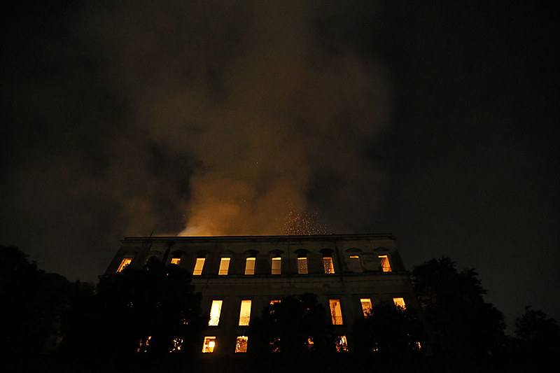Incêndio começou ontem (2) e atinge acervo histórico de mais de 20 milhões de itens