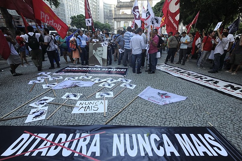 Ato de repúdio ao golpe militar de 1964 no centro do Rio de Janeiro