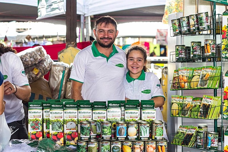 O coordenador da Bionatur posa para foto, ao lado da filha, na 2ª Feira Nacional da Reforma Agrária