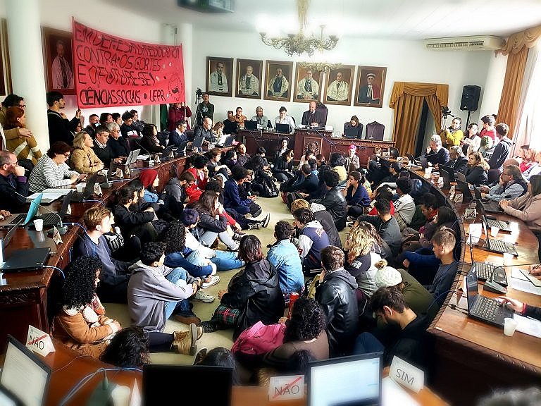 Estudantes ocuparam a reunião do COUN nesta terça-feira.