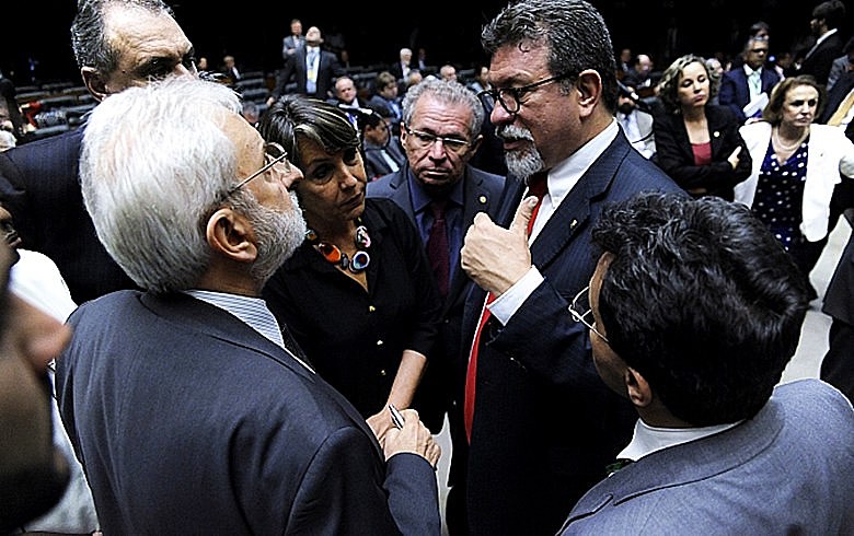 Deputados Ivan Valente (Psol) e Afonso Florence (PT) durante sessão que aprovou PLP 257