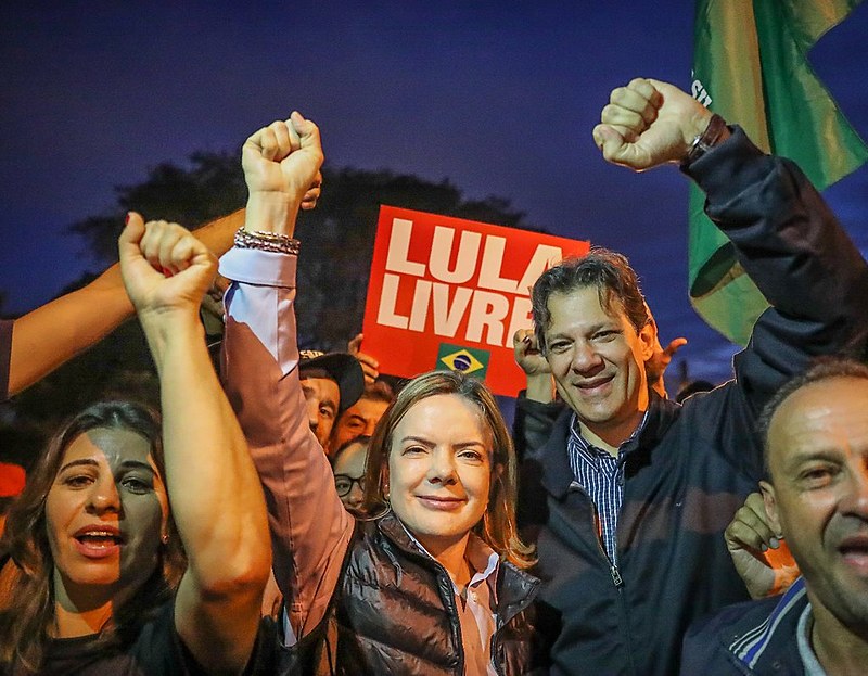 Fernando Haddad e  Gleisi Hoffmann na vigília em Curitiba