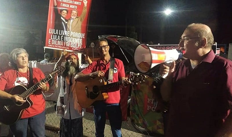 O diretor Carlos Pronzato durante exibição do filme na Vigília Lula Livre