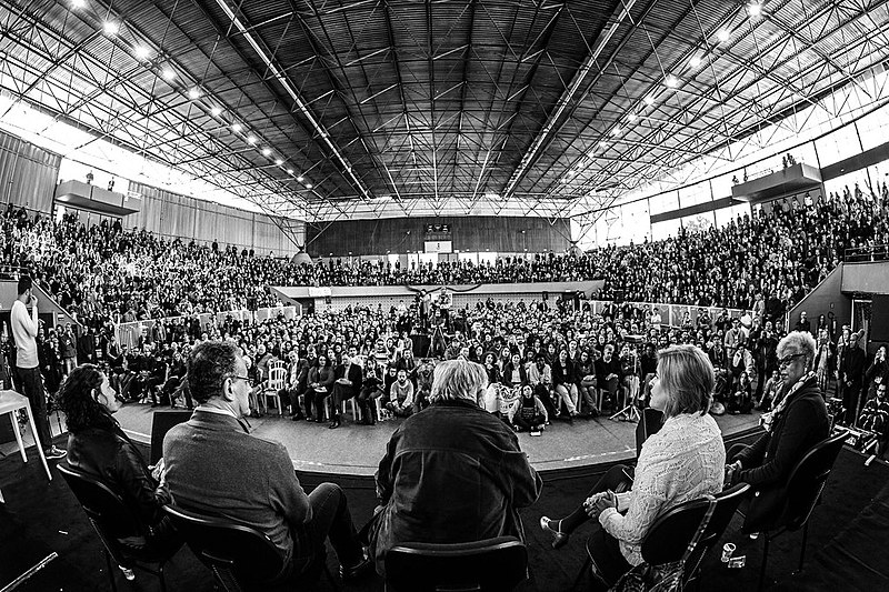“Fomos transformados em uma máquina de consumismo. A acumulação capitalista necessita que compremos, compremos e gastemos e gastemos. Vendem mentiras até que te tiram o último dinheiro. Essa é a nossa cultura e a única saída é a contracultura”, afirmou o ex-presidente do Uruguai
