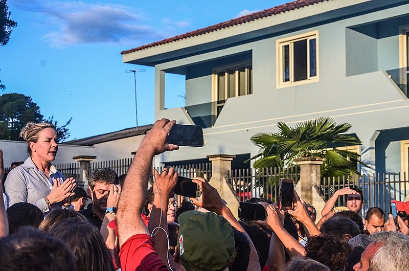 Ao longo domingo (8), um ato político foi realizado com a participação de parlamentares e lideranças de movimentos populares e sindicais.