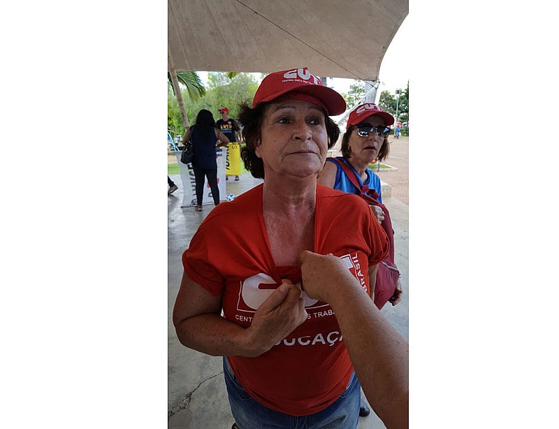 Professora aposentada levou uma gravata da Polícia Militar