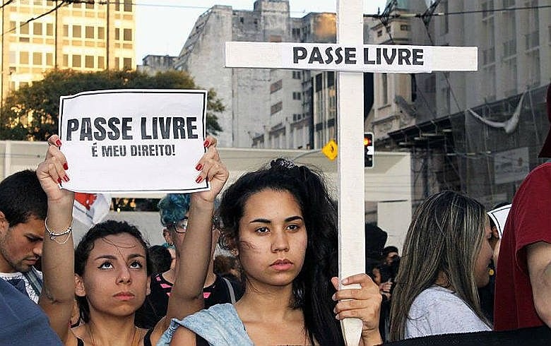 Estudantes também se manifestaram contra cortes no passe livre na última terça-feira em frente à Prefeitura
