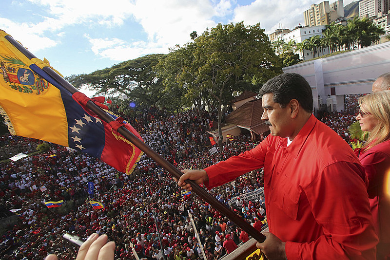 Reeleito em 2017, o presidente venezuelano Nicolás Maduro discursa para seus apoiadores