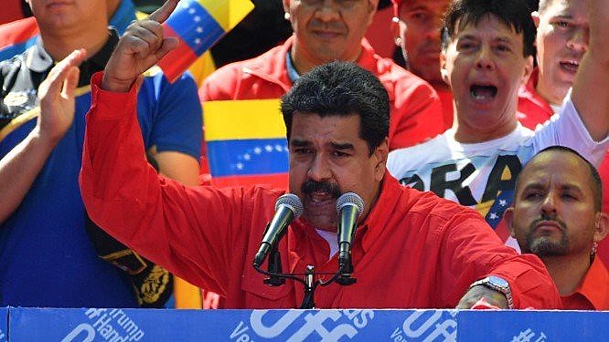 Milhares de pessoas acompanharam o pronunciamento de Nicolás Maduro nas ruas de Caracas neste sábado (23)