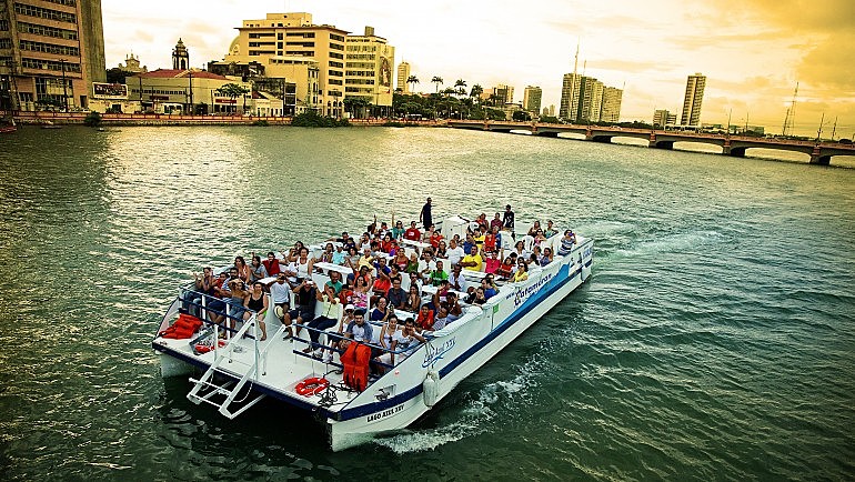 Passeio de Catamaran é um pouco mais caro, mas proporciona a vista da cidade de outros ângulos