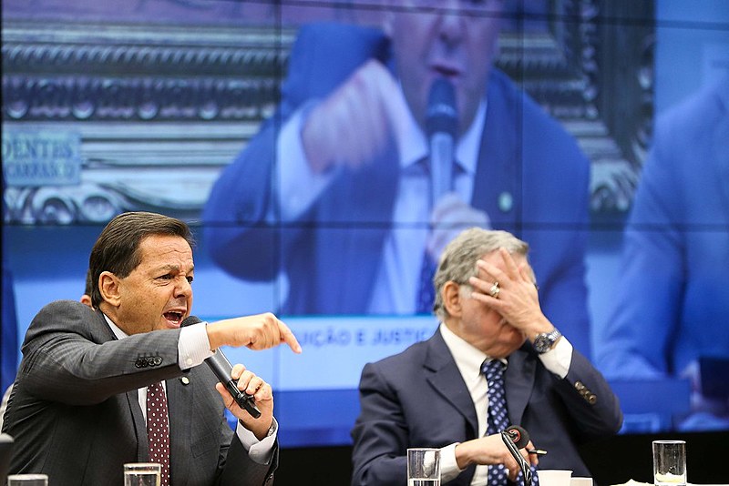 Relator, deputado Sérgio Zveiter, e o advogado Antônio Cláudio Mariz de Oliveira durante sessão da Comissão de Constituição e Justiça