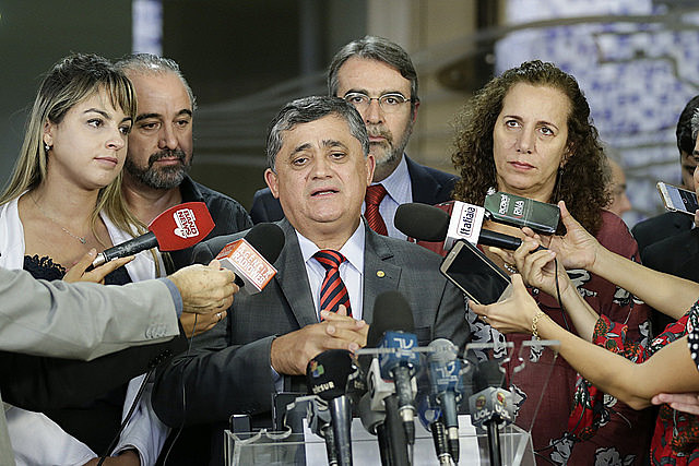 Parlamentares de oposição e movimentos populares realizam coletiva na tarde desta terça (28), na Câmara Federal