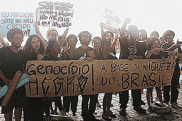 Militantes do movimento negro protestam contra a violência do Estado e o genocídio da população negra