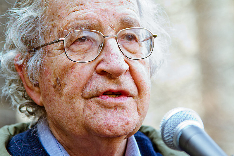 Noam homsky durante ato político nos Estados Unidos