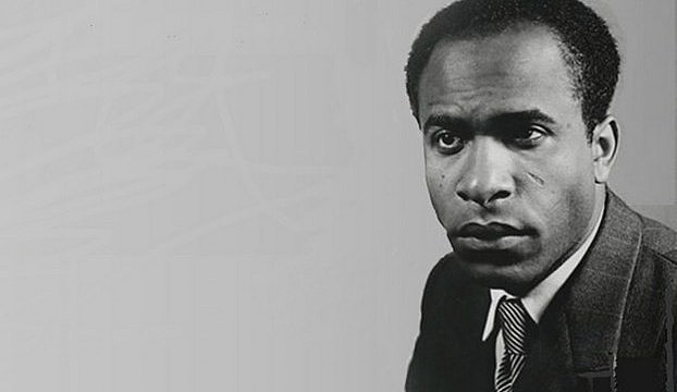 Psiquiatra e militante escreveu uma das obras mais importantes sobre o racismo, traduzido em português como "Pele Negra, Máscaras Brancas"