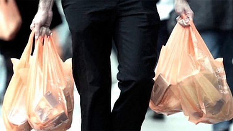 Os consumidores vão encontrar dois tipos de sacolas, as verdes, para reutilizar e coletar lixo reciclado, e a cinza para lixo orgânico