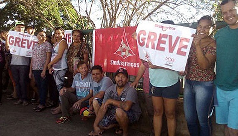 Mês sim, mês não, funcionários terceirizados fazem greve para poder receber seus salários