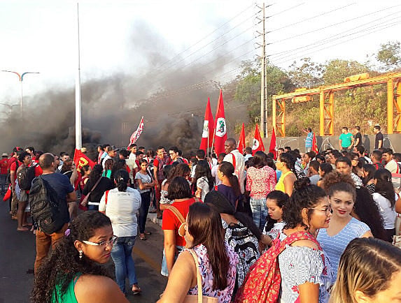 Trabajadores bloquean un puente en la ciudad de São Luis, en el estado de Maranhão, en protesta contra la reforma de las Pensiones