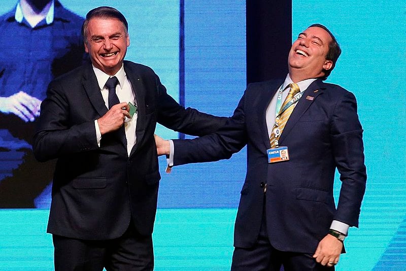Bolsonaro e o presidente da Caixa Pedro Guimarães se divertem durante evento em maio: boicote ao Nordeste